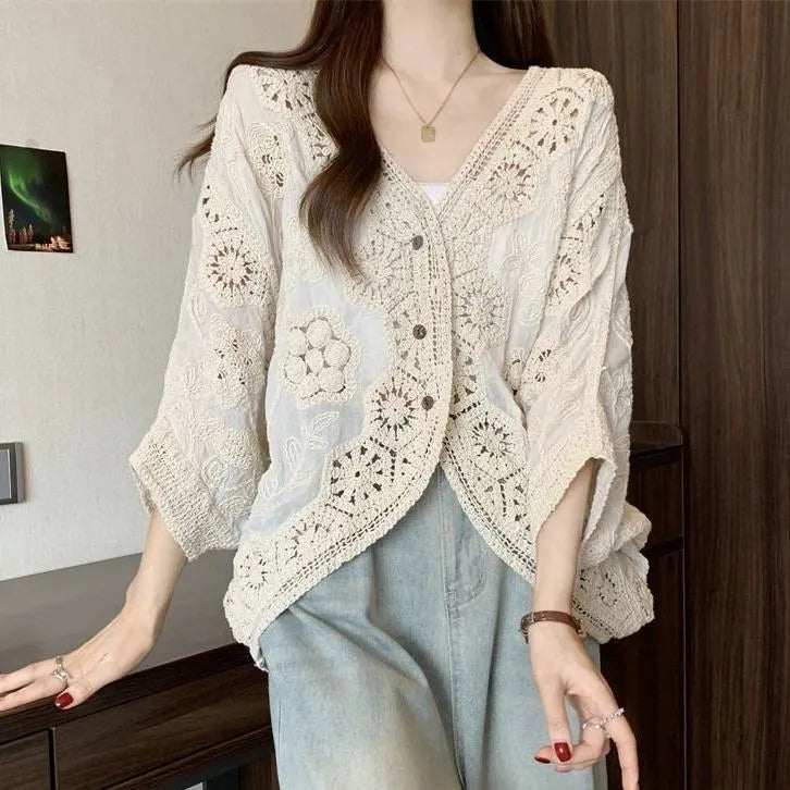 Bohemian-style V-neck cardigan with three-quarter sleeves