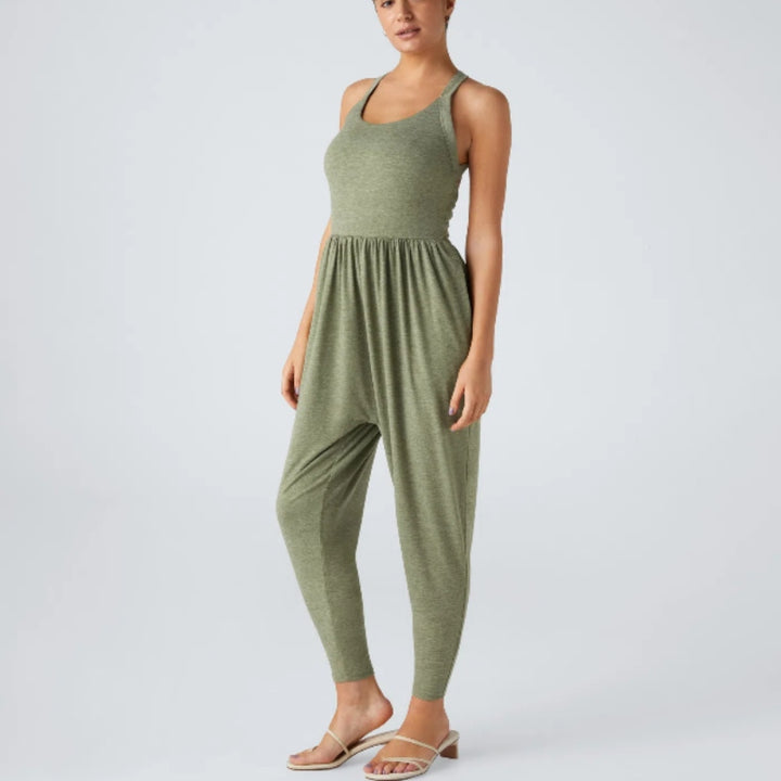 Backless halter-neck sleeveless jumpsuit
